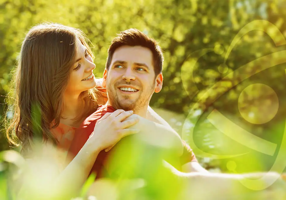 Man en vrouw ontspannen samen in de natuur